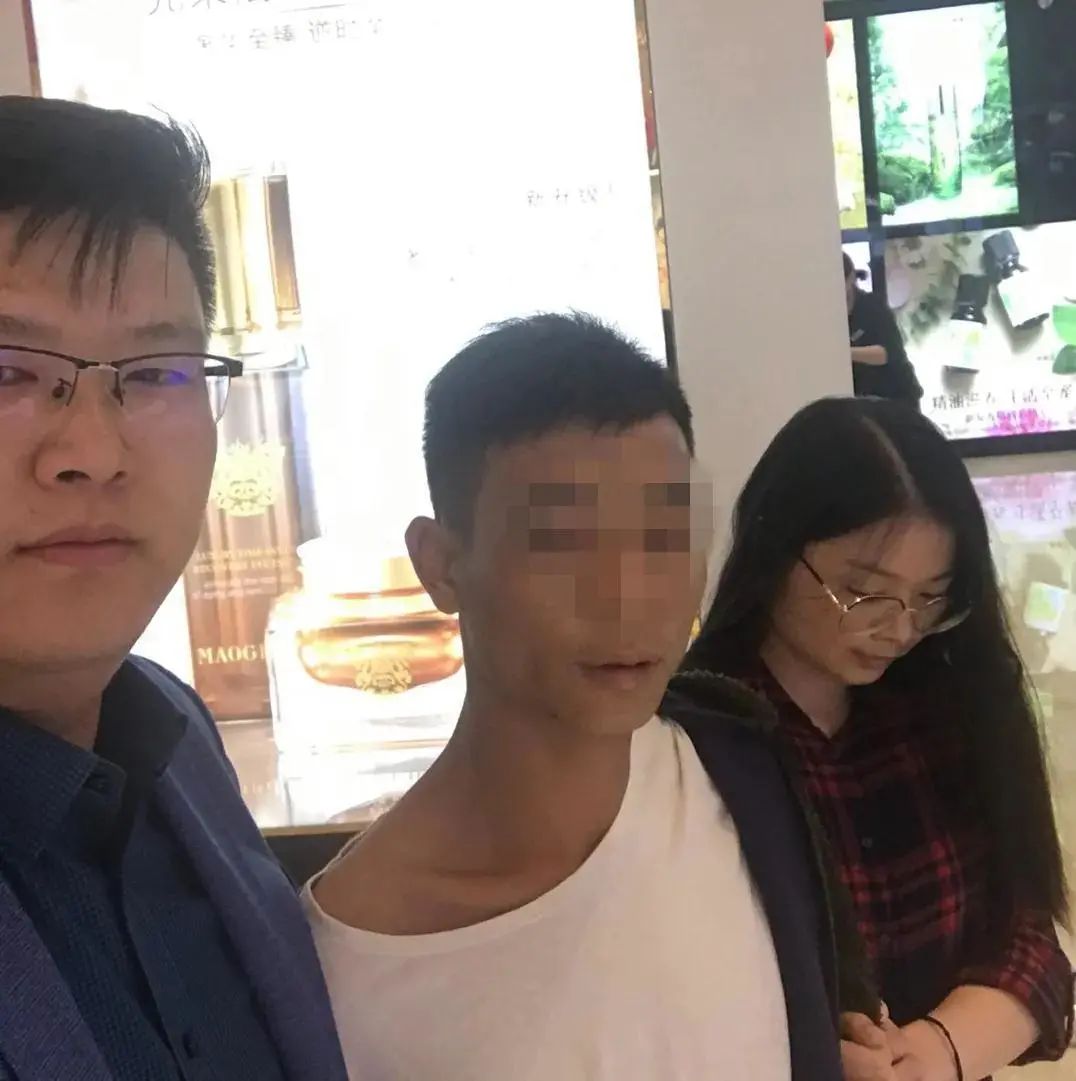 民警陪妻子逛街联手抓贼民警的妻子辛苦吗 第2张